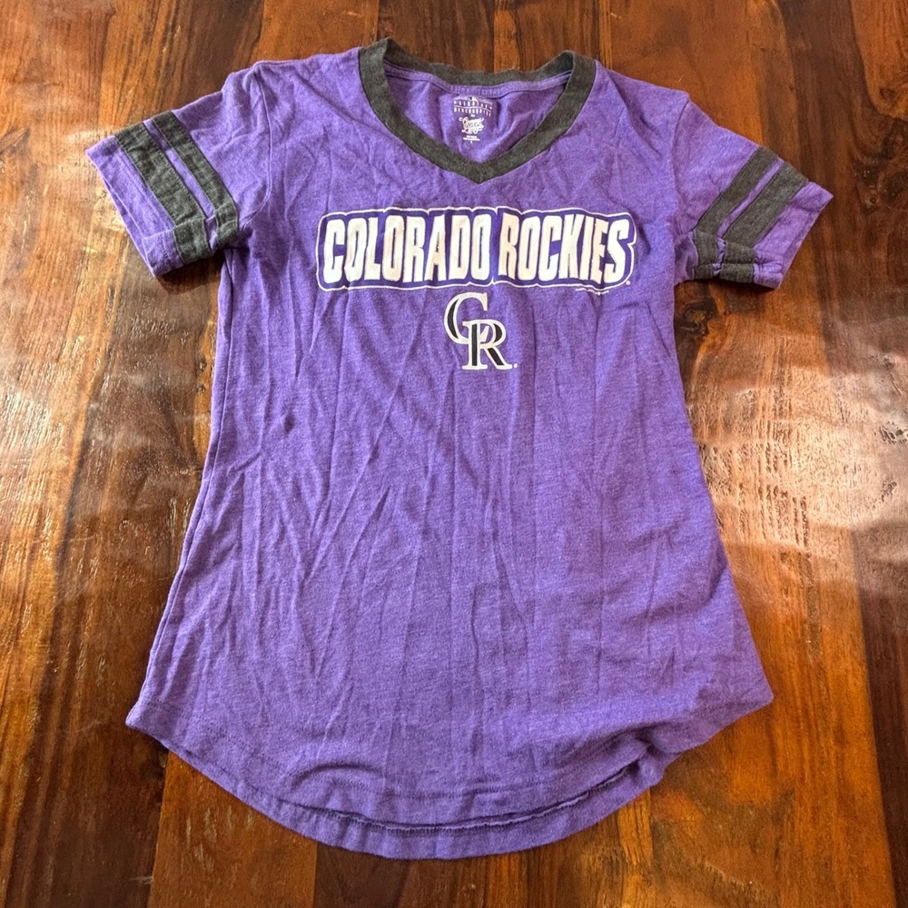 Campus Lifestyle Colorado Rockies MLB Purple V-Neck Graphic T-Shirt Womens Small
